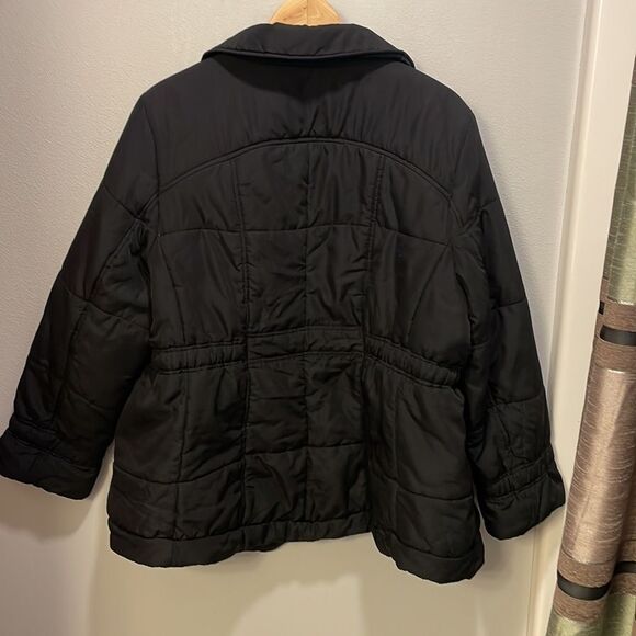 LANE Bryant woman’s black puffer jacket. It has no zipper but can be buttoned up - Picture 5 of 6